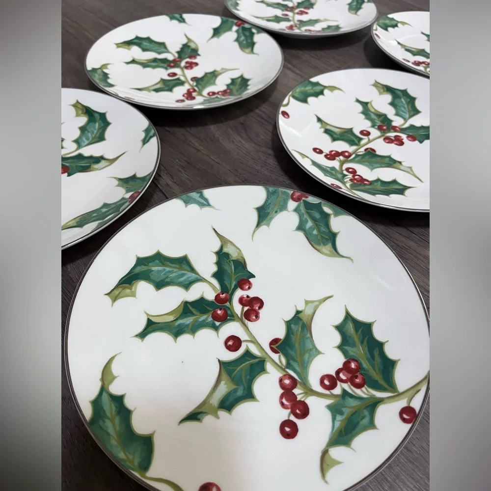 Restoration Hardware Set of 6 Lunch Plates EUC Christmas Holly Berry Desserts